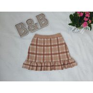 Kislány kockás szoknya